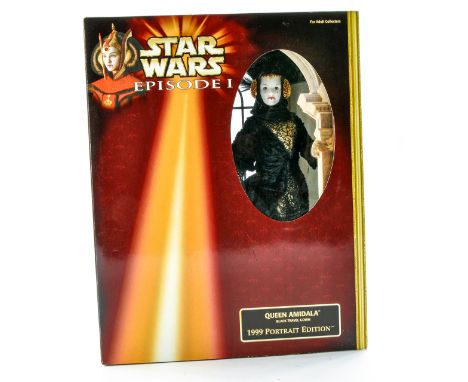 Hasbro issue comprising Star Wars Episode 1 figure Queen Amidala in black travel gown. 1999 portrait edition. Appears Excelle