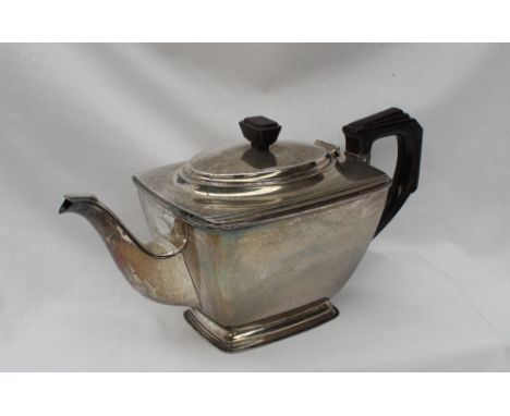 A George V silver teapot, of tapering form, Birmingham, 1936, William Neale & Son Ltd, approximately 635 grams