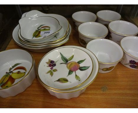 14 PIECES OF ROYAL WORCESTER MOSTLY EVESHAM PATTERN CHINA