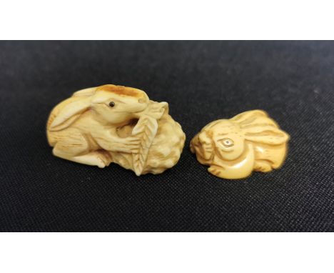 PAAR NETSUKE: "Kaninchen / Hasen", detailreich geschnitzt. Liegender stilisierter Hase (L. 2,4) und naturalistisch gearbeitet