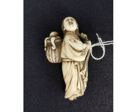 FEINE NETSUKE: FRAU MIT KRAKE, Japan, Bein, partiell geschwärzt. Feine, detailreich gearbeitete Netsuke, Gewand mit Signatur 