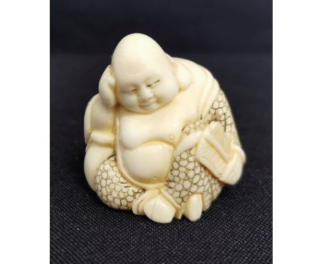 NETSUKE / OKIMONO: SITZENDER BUDDHA, Japan, Bein, unter dem Stand mit Signatur in Kartusche sowie Schriftzeichen in Medaillon