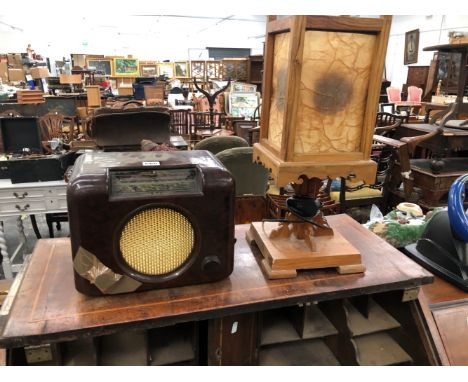 A BUSH BROWN BAKELITE CASED RADIO TOGETHER WITH A LANTERN TABLE LAMP