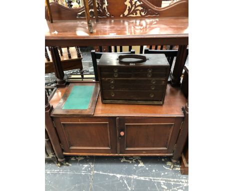 A VICTORIAN MAHOGANY BUFFET, THE TOP SHELF ON FOUR REEDED COLUMNS ABOVE A CUPBOARD AND CERAMIC CASTER FEET.   W 103 x D 43 x 