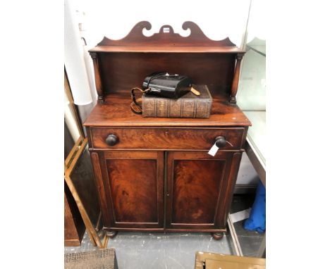 A VICTORIAN MAHOGANY SHELF BACK CHIFFONIER, THE BASE WITH A DRAWER OVER PANELLED DOORS AND SPINDLE FEET.   W 80 x D 43 x H 13