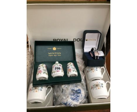 A MINTON BOXED SET OF HADDON HALL CRUETS, A DOULTON BOXED SET OF MUGS, A LADYS WRISTWATCH, A FEATHER FAN AND VARIOUS TABLE LI