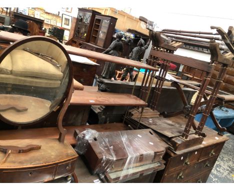 A VINTAGE MAHOGANY AND BRASS THREE TIER CAMPAIGN SHELF UNIT TOGETHER WITH VARIOUS DRESSING TABLE MIRROR PARTS. A VICTORIAN CA