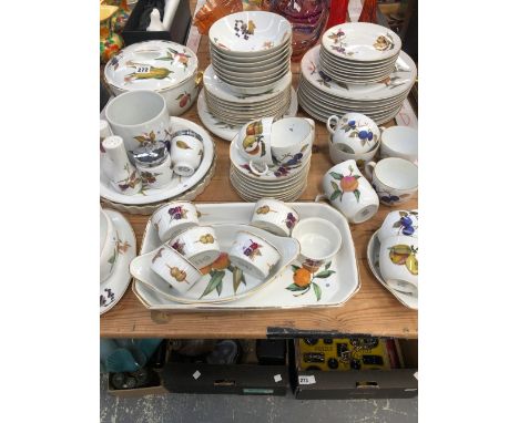 ROYAL WORCESTER EVESHAM PATTERN TEA AND DINNER WARES
