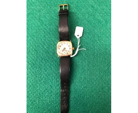 A HALLMARKED 9ct GOLD GENTS VINTAGE SWISS WATCH ON A CONDOR LEATHER STRAP. 