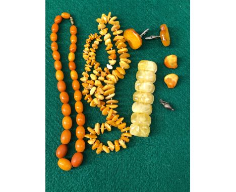 VARIOUS VINTAGE AMBER COLOURED BEADS.