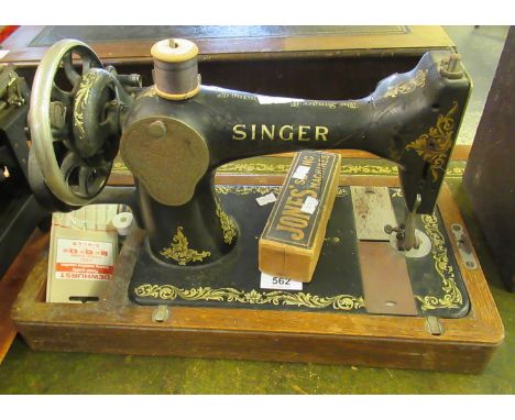 Vintage Singer Sewing machine with a few accessories. (B.P. 21% + VAT) 