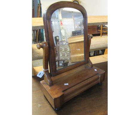Victorian mahogany toilet swivel mirror. (B.P. 21% + VAT) 