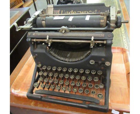 Vintage Underwood typewriter. (B.P. 21% + VAT) 