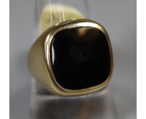 9ct gold ring set with a large onyx stone.  Ring size R.   (B.P. 21% + VAT) 
