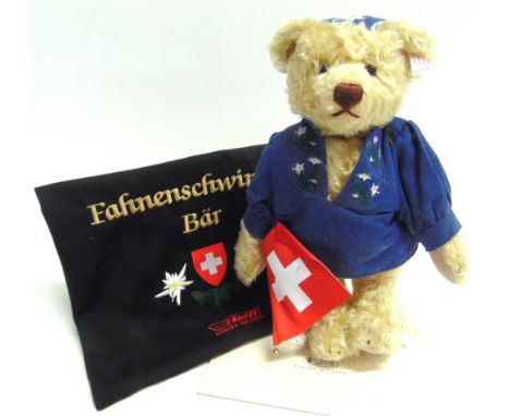 A STEIFF COLLECTOR'S TEDDY BEAR, 'FAHNENSCHWINGER / LANCEUR DE DRAPEAUX'  (EAN 661433), blond, limited edition, 304/1500, wit