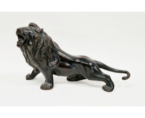 Bronze sculpture of a roaring lion, 34cm long