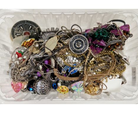 Mixed lot of jewellery including Victorian silver horse shoe brooch, another Victorian silver brooch, Victorian silver coin b