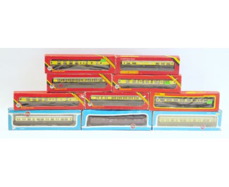 Large quantity of Hornby and other OO gauge carriages to include R.931 G.W.R. coach composite, R.929 B.R. coach brake second,