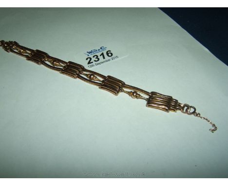 A 9ct gold gate bracelet (damaged).