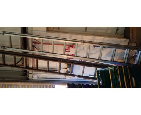 Double aluminium extension ladder