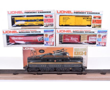 Lionel (1981) 6-8150 Green 5-Stripe Pennsylvania GG-1 Electric locomotive, engine No.4935 finished in dark green lined livery