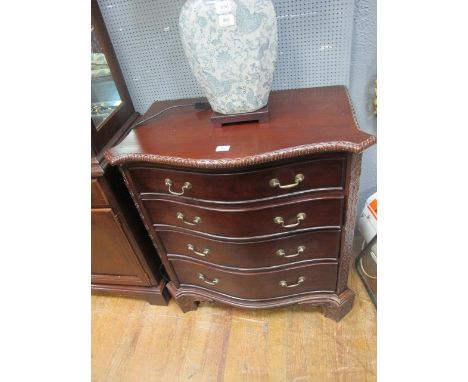 A MAHOGANY SERPENTINE CHEST OF FOUR DRAWERS with brass drop handles and bracket feet 84cm wide
