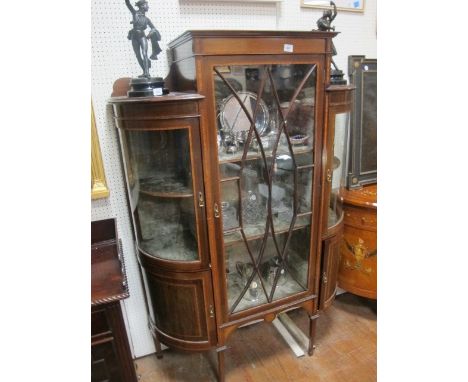 A GOOD EDWARDIAN MAHOGANY BOW FRONTED CHINA DISPLAY CABINET with satinwood cross banding and astragal glazed doors 127cm wide