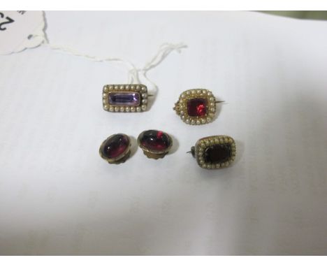 A MISCELLANEOUS COLLECTION to include an amethyst and pearl bar brooch, two ruby and pearl bar brooches and a pair of ruby st