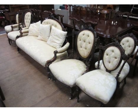 A GOOD SEVEN PIECE EDWARDIAN MAHOGANY DRAWING ROOM SUITE comprising a settee with carved top rail and button upholstered pane