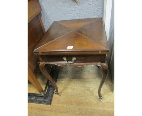 A GOOD EDWARDIAN MAHOGANY ENVELOPE CARD TABLE the square hinged top containing counter wells with frieze drawer and moulded a