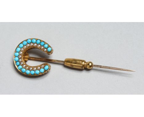 AN 18CT GOLD, TURQUOISE AND SEED PEARL HORSESHOE TIE PIN.