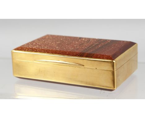 A GOOD 18CT GOLD AND GOLD STONE SNUFF BOX with a gold stone lid and base. 3cm long, 2cm wide, 1.75cm deep. Total weight 183gm