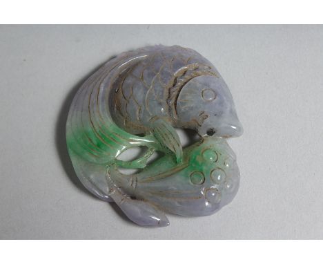A CHINESE CARVED LILAC JADE FISH PENDANT.