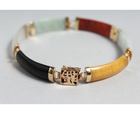 A MULTI COLOURED JADE AND 14ct GOLD BRACELET
