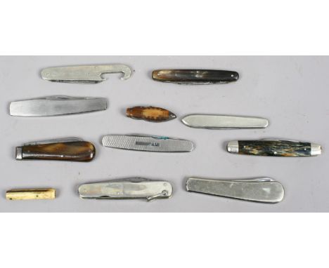 Eleven folding pocket knives including some with horn scales. 