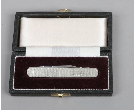 A Stan Shaw silver presentation two blade folding knife in fitted box. With engine turned engraving, assayed Sheffield.