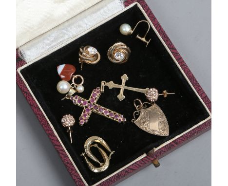 A quantity of 9ct gold jewellery including gem set cross pendant, engraved shield fob and pearl earrings etc.