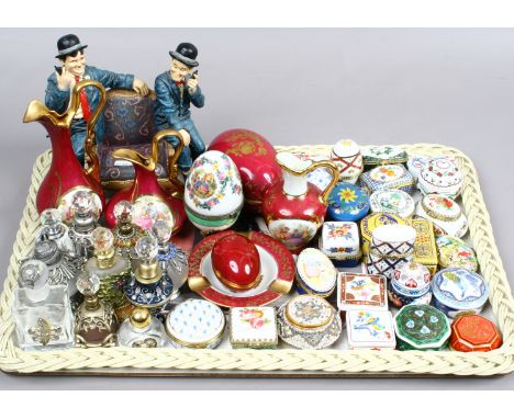A tray of collectables to include Limoges ceramics, Del Prado trinket boxes, decorative scent bottles etc.