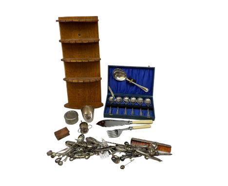 Collection of silver and silver plate, to include silver handled button hook, hallmarked Birmingham 1904, silver handled part