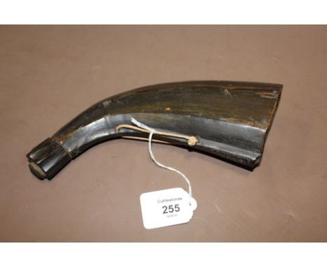 AN ANTIQUE HORN POWDER FLASK, 18th century style, L 25 cm