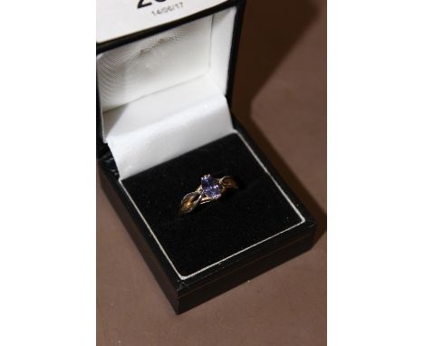 A LADIES 9CT GOLD BLUE STONE SOLITAIRE RING  