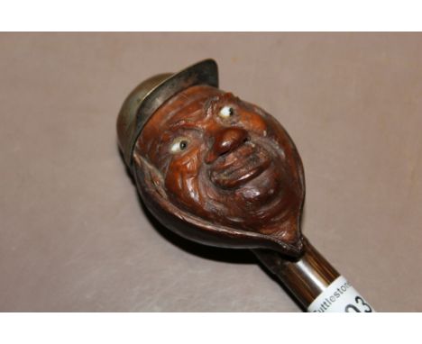 A HALLMARKED SILVER BANDED NOVELTY WALKING STICK WITH HANDLE IN THE FORM OF A COMICAL JOCKEY, H 84 cm