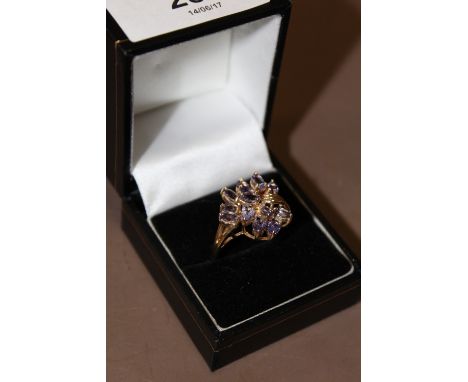 A LADIES 9CT GOLD BLUE STONE CLUSTER DRESS RING 