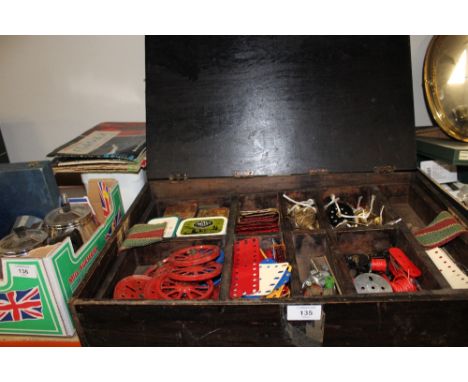 A WOODEN LIDDED BOX OF VINTAGE MECCANO WITH INSTRUCTION MANUALS 