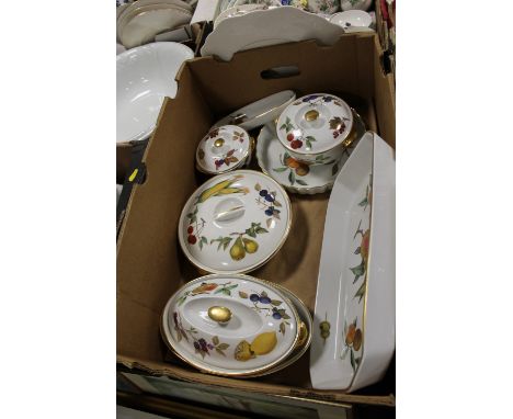 A TRAY OF ROYAL WORCESTER EVESHAM DINNERWARE 