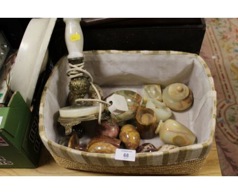 A SELECTION OF ONYX ITEMS TO INCLUDE COLLECTABLE EGGS, LAMP, LIDDED POT ETC.