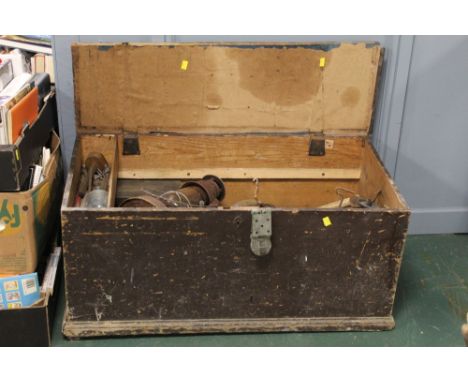 Vintage tool trunk with hand tools, lanterns etc (AF)