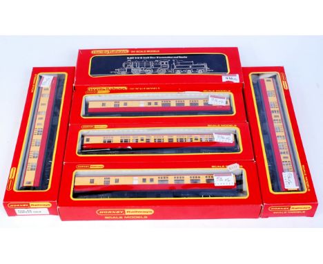Hornby Railways R857 BR black class 2 Ivatt 2-6-0 engine and tender (G-BG), 2 R626 and 3 R627 BR red/cream Mk1 coaches (G-BG)