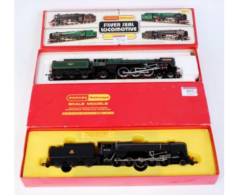 Hornby R550 BR black class 9F engine and tender (NM-BNM), sold with R552 BR green 'Oliver Cromwell' engine and tender (NM-BG)
