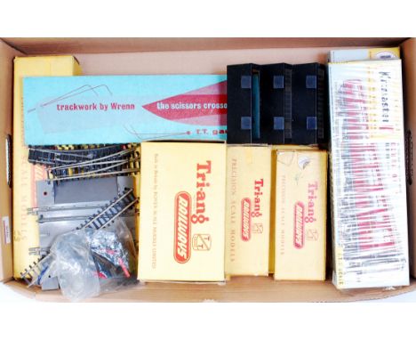 Mixed makes TT items including Triang 2 T34 engine shed (one unboxed), T30 footbridge, T36 diesel refueling unit T14 girder b